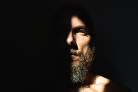 Portraet-Mann-Halbschatten