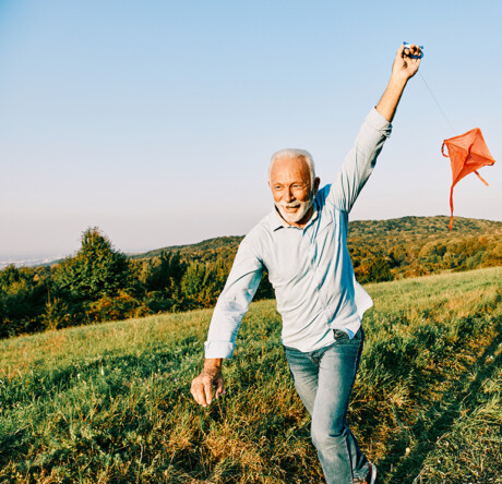 r&uuml;stiger Senior mit Partnerin beim Drachensteigen PraxisSeminar M&auml;nnergesundheit Dresden