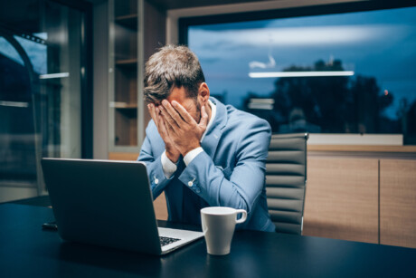 Geschäftsmann, der bis spät in die Nacht im Büro arbeitet.