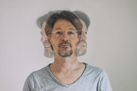 Männer Radikalisierung Mann mit verschiedenen Gesichtsausdrücken