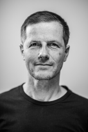 Thomas Qiu H&ouml;nel Bildungsreferent Landesfachstelle M&auml;nnerarbeit Sachsen schwarz/wei&szlig; Portr&auml;t