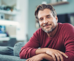 Mann-auf-Sofa-Bewusst-Selbstfuersorgejoying relaxing time at home Mann-auf-Sofa-Bewusst-Selbstfuersorgejoying relaxing time at home