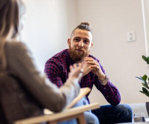 In-der-Männerberatung In der Männerberatung, Frau berät einen Mann