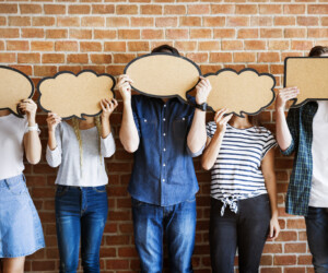 Wie Sprache wirkt Eine Standortbestimmung: Geschlechterbild – Sprachgebrauch – Politik – Soziale Arbeit Junge Menschen halten sprechblasen vor ihre gesichter