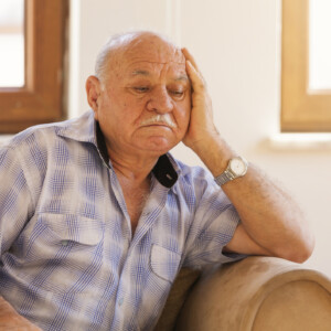 Nahaufnahme eines älteren Mannes, der gedankenverloren und nachdenklich vor sich hinblickt männerdialoge juli 2025 Nahaufnahme eines älteren Mannes, der gedankenverloren und nachdenklich vor sich hinblickt